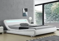 Lit à Led 160x200 Cm Simili Cuir Blanc Liseré Noir Night -Pas Cher Lit Magasin lit a led 160x200 cm simili cuir blanc lisere noir soon 3557630016491 570079