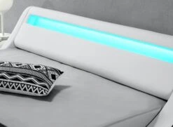 Lit à Led 160x200 Cm Simili Cuir Blanc Liseré Noir Night -Pas Cher Lit Magasin lit a led 160x200 cm simili cuir blanc lisere noir soon 3557630016491 570082