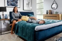 Lit Boxspring 160x200 Cm Tissu Noir Sommier Et Matelas Inclus Mastera -Pas Cher Lit Magasin lit boxspring 160x200 cm tissu noir sommier et matelas inclus mastera 3666722018517 1310340