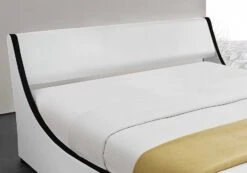 Lit Coffre 160x200 Cm Simili Cuir Blanc Mat Liseré Noir Asora -Pas Cher Lit Magasin lit coffre 160x200 cm simili cuir blanc mat lisere noir aster 3557630028197 570401