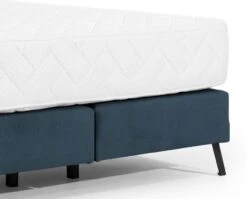 Lit Continental Capitonné Tissu Bleu Pozza Avec Matelas 30 Cm En Latex Et Pied Métal Noir -Pas Cher Lit Magasin lit continental capitonne tissu bleu pozza avec matelas 30 cm en latex et pied metal noir 5904484022532 1398043
