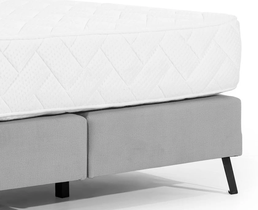 Lit Continental Capitonné Tissu Gris Clair Pozza Avec Matelas 30 Cm En Latex Et Pied Métal Noir 6 Lit Continental Capitonné Tissu Gris Clair Pozza Avec Matelas 30 Cm En Latex Et Pied Métal Noir – Image 4