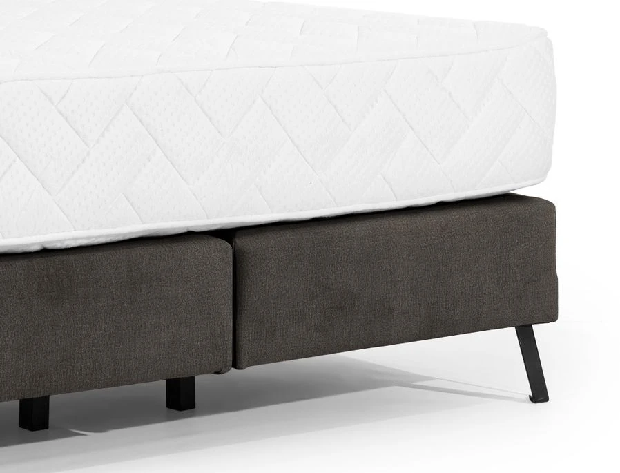 Lit Continental Capitonné Tissu Marron Pozza Avec Matelas 30 Cm En Latex Et Pied Métal Noir 6 Lit Continental Capitonné Tissu Marron Pozza Avec Matelas 30 Cm En Latex Et Pied Métal Noir – Image 4